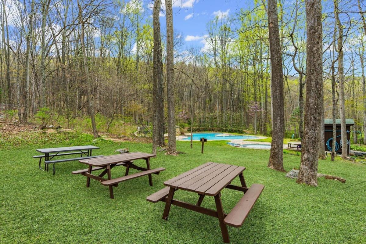 Chalet W Hot Tub, Large Deck, Grill, & Fast Wifi Berkeley Springs Extérieur photo