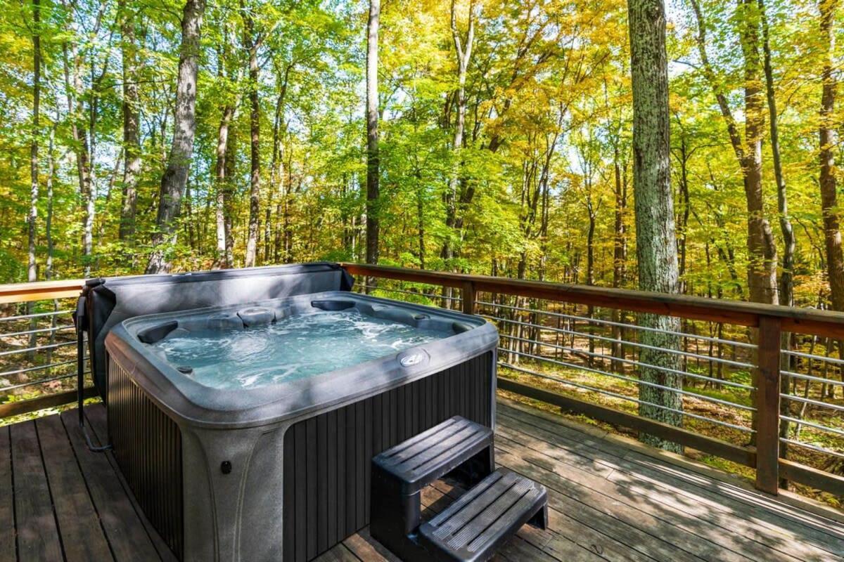 Chalet W Hot Tub, Large Deck, Grill, & Fast Wifi Berkeley Springs Extérieur photo